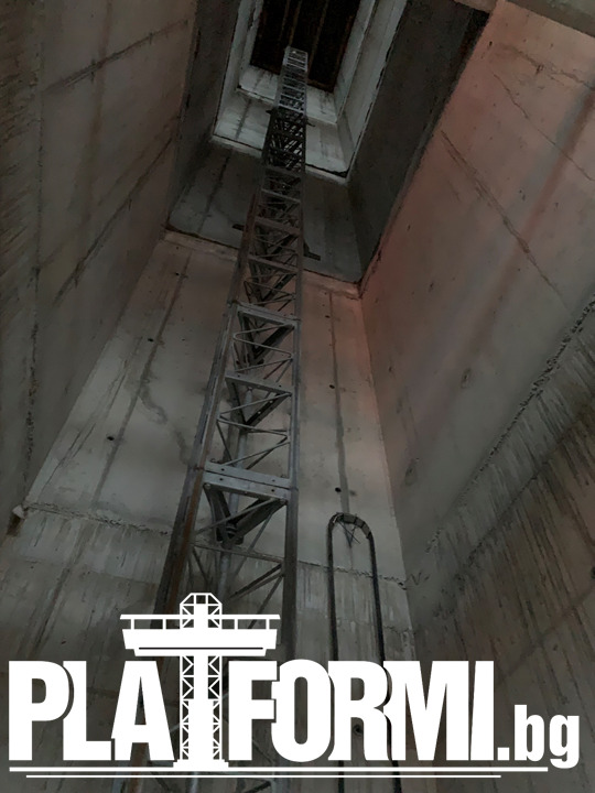 Строителен подемник в асансьорна шахта
