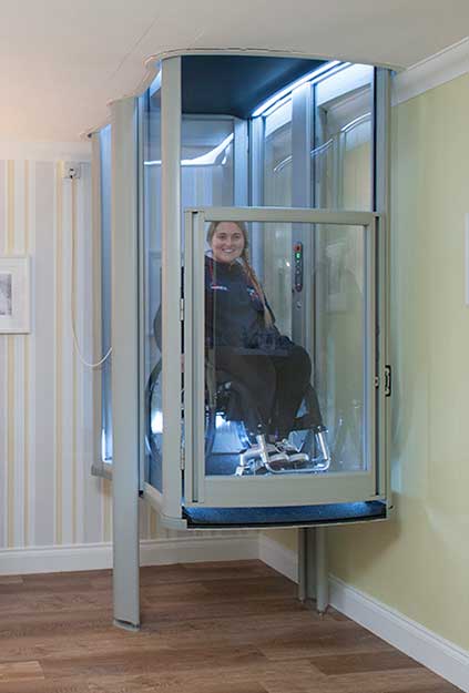 Домашен асансьор с инвалиден стол